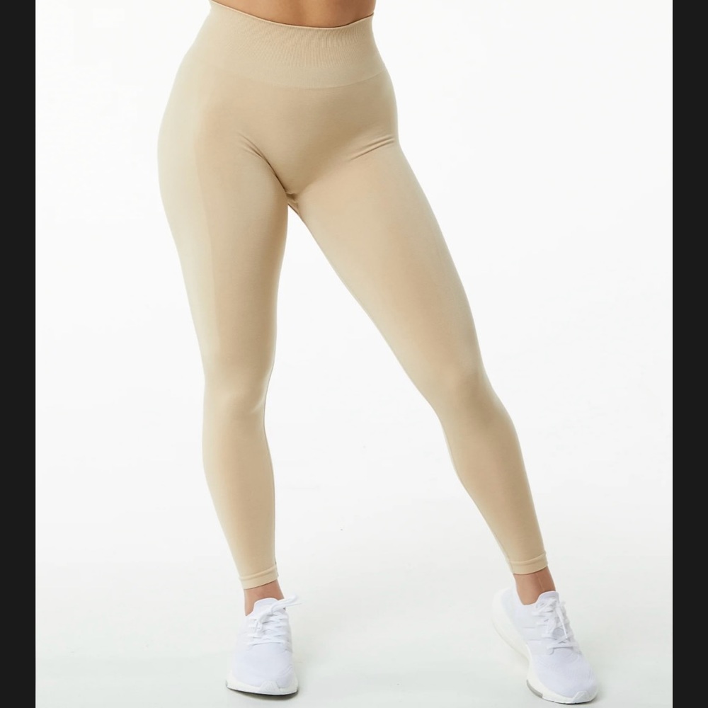Alphalete Amplify leggings in color hazelnut, size Medium